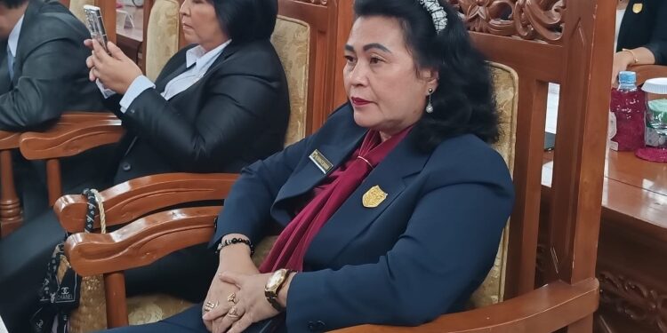FOTO : RAYANIATIE DJANGKAN/MATA KALTENG - Anggota DPRD Kabupaten Gumas Rayaniatie Djangkan saat menghadiri rapat paripurna DPRD setempat, belum lama ini.