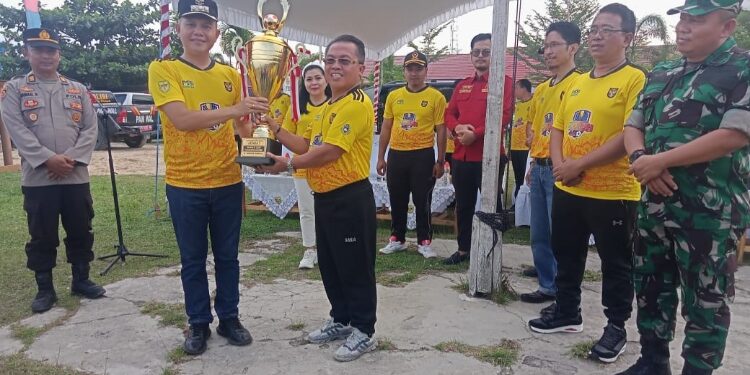 FOTO : DISKOMINFO SANTIK/MATA KALTENG - Bupati Gumas Jaya S Monong menyerahkan piala kepada Ketua Panitia Letus Guntur untuk diperebutkan oleh tim yang bertanding pada turnamen sepak bola bupati II tahun 2023, di Lapangan Isen Mulang Kuala Kurun, Jumat, 6 November 2023 sore.