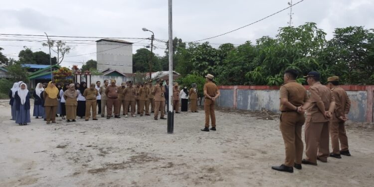FOTO: KECAMATAN /MATA KALTENG - Apel Senin pagi di Kelurahan Kota Besi Hilir, 6 November 2023.