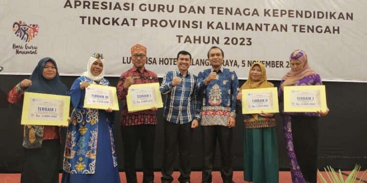 FOTO: IST/MATA KALTENG - Sejumlah guru asal Kotim yang mendapatkan penghargaan dalam apresiasi guru dan tenaga pendidik di Kalimantan Tengah.