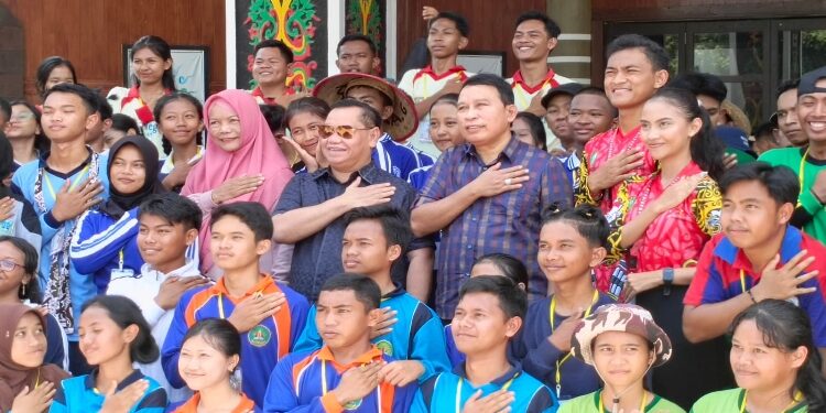 FOTO : IST/MATAKALTENG - Bupati Kotim Halikinnor didampingi Sekda Kotim Faktur Rahman saat bersama peserta kemah budaya, belum lama ini.