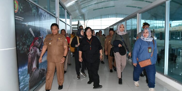 FOTO: VI/MATAKALTENG - Wagub Edy Pratowo Sambut Kedatangan Menteri LHK dan Kepala BRGM.
