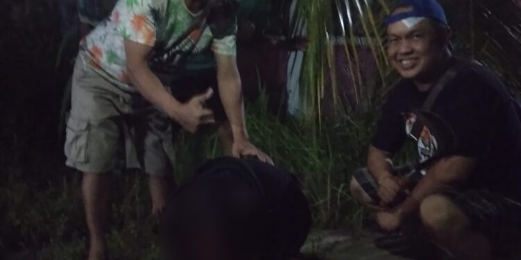FOTO: IST/MATAKALTENG - Terduga pelaku pada saat diamankan oleh warga setempat.