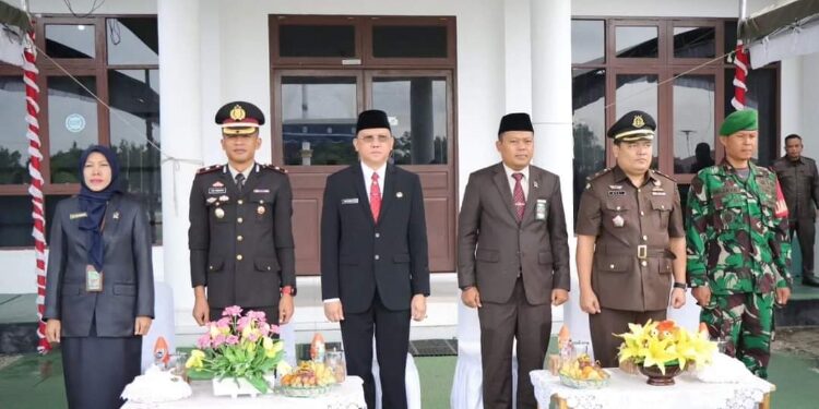 FOTO : DISKOMINFO SANTIK/MATA KALTENG - Sekda Gumas Richard (tiga dari kiri) ketika menghadiri suatu kegiatan, pekan lalu.