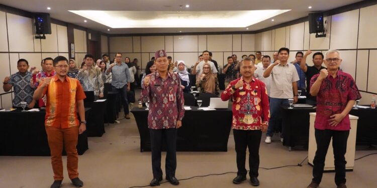 FOTO: MATAKALTENG - Foto bersama usai pembukaan Bimtek Penyusunan Struktur dan Skala Upah Tahun 2023.