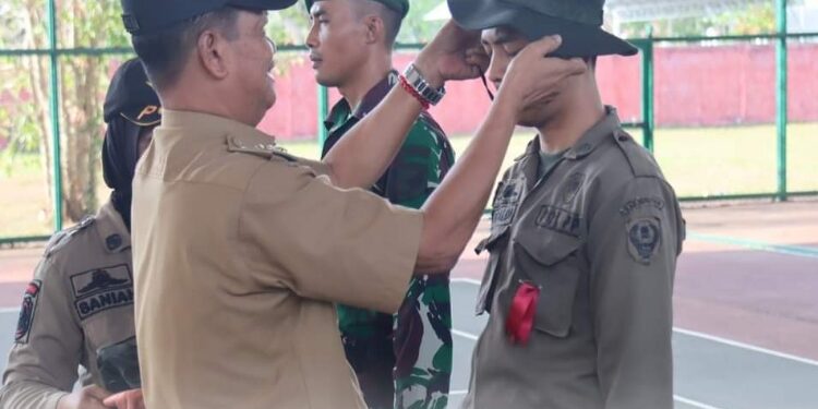 FOTO: PROKOM SERUYAN/MATA KALTENG - Pj Bupati Seruyan, Djainuddin Noor (kiri) saat melakukan penyematan dalam agenda pembukaan Latapgar anggota Satpol PP Seruyan di Lapangan Tenis Indoor Kuala Pembuang, Selasa 7 November 2023.