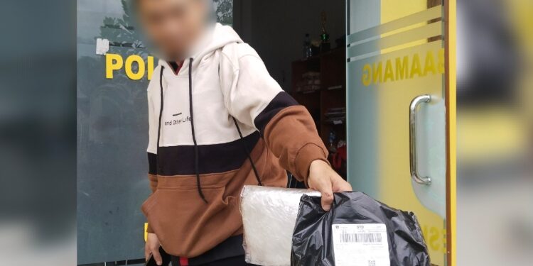 FOTO: AGUS/MATAKALTENG- Korban saat menunjukkan paket misterius dari kurir ekspedisi. Rabu, 8 November 2023.