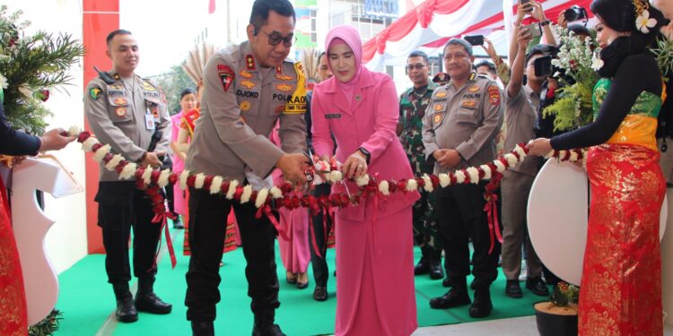 FOTO: RZL/MATAKALTENG - Kapolda Kalteng, Irjen Pol Djoko Poerwanto, pada saat melakukan pemotongan pita peresmian sejumlah sarpras Rumkit Bhayangkara Tingkat III Palangka Raya.
