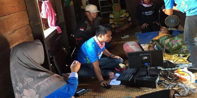 FOTO : IST/MATAKALTENG - Disdukcapil Kotim saat melakukan perekaman KTP-el di rumah warga yang sakit, belum lama ini.