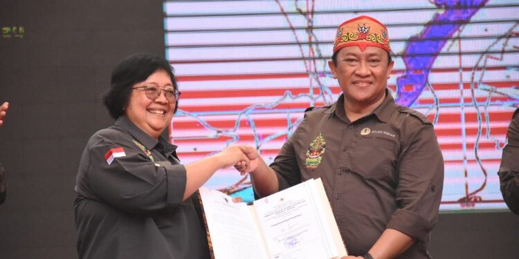 FOTO: VI/MATAKALTENG - Menteri LHK RI Siti Nurbaya Bakar saat menyerahkan Anugerah Konservasi Alam kepada Wakil Gubernur Kalteng H. Edy Pratowo.