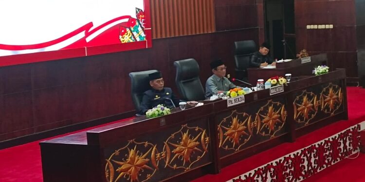 FOTO: MATAKALTENG - Plt Sekretaris Daerah (Sekda) Murung Raya Serampang (baju hitam) saat mengahdiri dan mendengarkan pemandangan umum fraksi - fraksi DPRD Murung Raya (Mura) terhadap dua buah Rancangan Peraturan Daerah (Raperda) di Gedung DPRD Murung Raya.