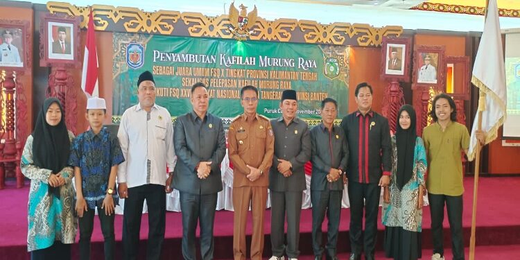 FOTO: MATAKALTENG - Pj Bupati Murung Raya Hermon (baju dinas coklat) saat foto bersama jajaran DPRD Murung Raya dan para peserta FSW tingkat nasional.