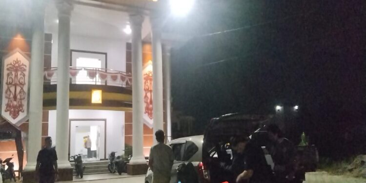 FOTO: IST/MATA KALTENG- Pelaku saat diringkus oleh pihak Kepolisian Polsek Baamang. Rabu, 8 November 2023.