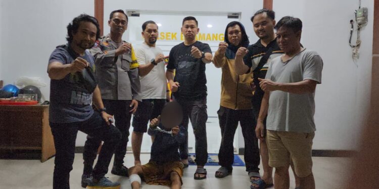 FOTO: IST/MATA KALTENG- Pelaku Curanmor saat diamankan oleh petugas Kepolisian Polsek Baamang. Rabu, 8 November 2023.