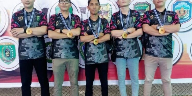 FOTO: MATAKALTENG - Atlet PWI Barsel saat foto bersama usai meraih medali.