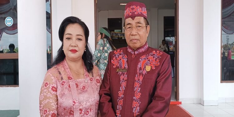 FOTO : DPRD GUMAS/MATA KALTENG - Ketua DPRD Kabupaten Gumas Akerman Sahidar bersama istri dalam suatu kegiatan, belum lama ini.