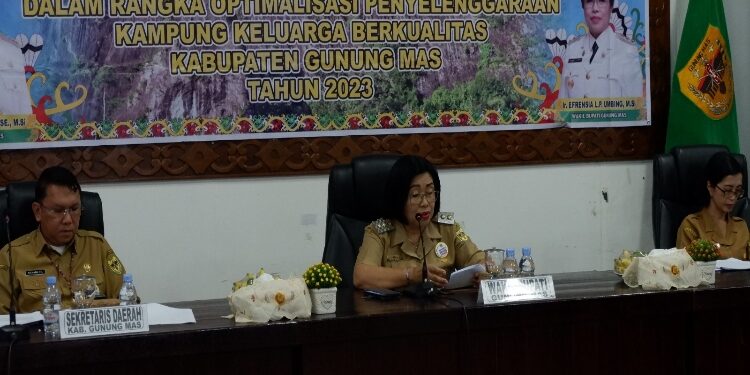 FOTO : DISKOMINFO SANTIK/MATA KALTENG - Wakil Bupati Gumas Efrensia LP Umbing didampingi Sekda Richard, dan Kepala DP2KBP3A Rina Sari, saat memimpin rapat pokja kampung KB tahun 2023, pekan lalu.