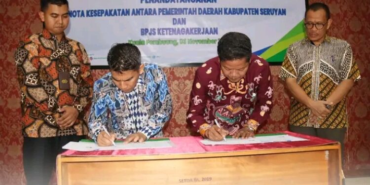 FOTO: BPJS/MATA KALTENG - Penandatanganan nota kesepakatan antara BPJS Ketenagakerjaan dan Pj Bupati Seruyan, 3 November 2023.