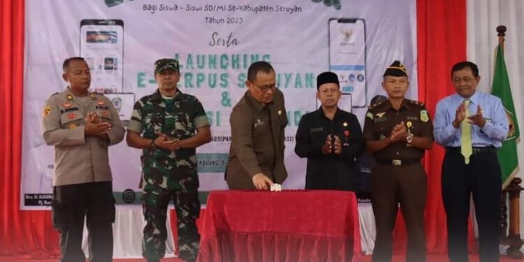FOTO: PROKOM SERUYAN/MATA KALTENG - Pj Sekda Seruyan, Barun Abbas (tiga dari kiri) saat menghadiri agenda lomba bertutur di Gedung Serba Guna Kuala Pembuang, Rabu 1 November 2023.