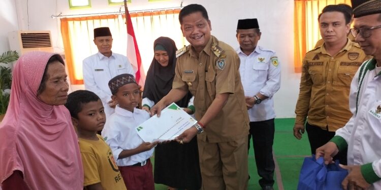 FOTO: ALDI/MATA KALTENG - Pj Bupati Seruyan, Djainuddin Noor saat menyerahkan santunan untuk anak yatim dan bantuan pendidikan bagi masyarakat kurang mampu di Aula Mess Pemda, Selasa 7 Oktober 2023.