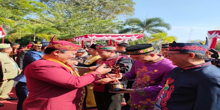 FOTO: IST/MATAKALTENG - Kepala Dinas P3APPKB Sukamara Mahfudin saat menerima sertifikat Kabupaten Layak Anak.