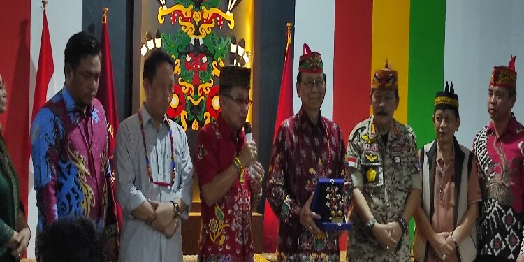FOTO: VI/MATAKALTENG - Kunjungan kerja Presiden Majelis Adat Dayak Nasional (MADN), Marthin Billa ke Betang Hapakat, Jalan RTA Milono, Km 4 Kota Palangkaraya.