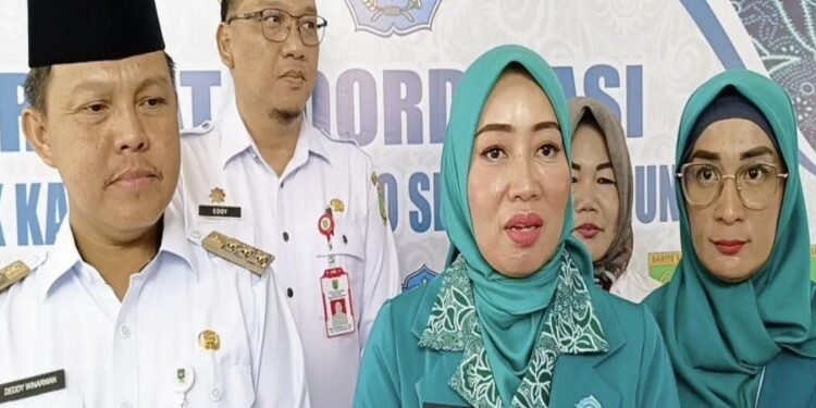 FOTO: MATAKALTENG - Pj Bupati Barsel Deddy Winarwan bersama Ketua TP PKK Barsel Erna Ardiani saat memberikan keterangan pers.