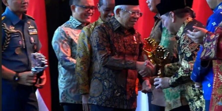 FOTO: IST/MATAKALTENG - Bupati Kotim Halikinnor saat menerima penghargaan dari Wakil Presiden RI Ma'ruf Amin, belum lama ini.