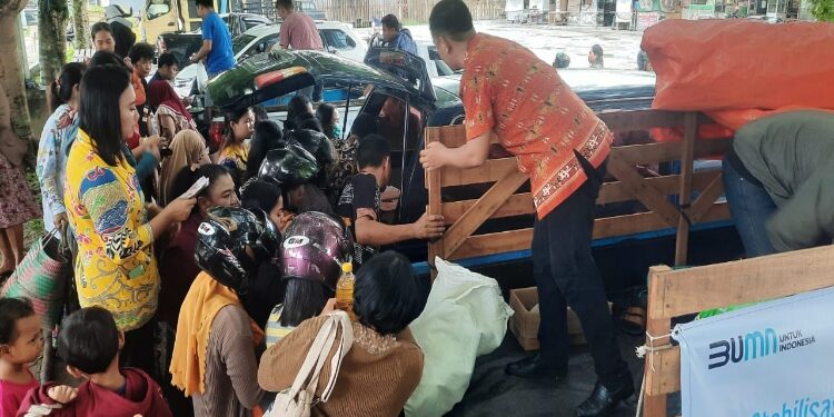 FOTO : DPKP GUMAS/MATA KALTENG - Masyarakat Kota Kuala Kurun mengantri untuk membeli bahan pangan yang dijual DPKP bekerjasama dengan Gudang Bulog Kuala Kurun, Kamis, 9 November 2023.