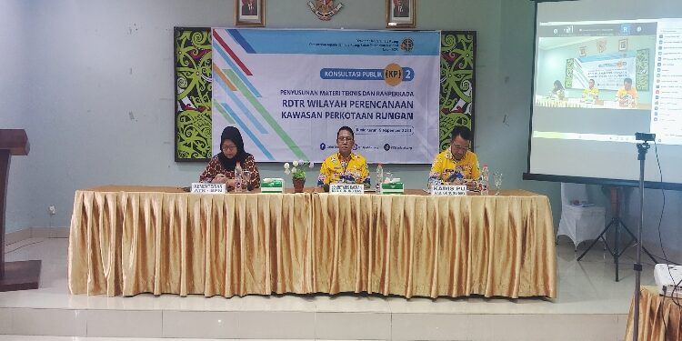 FOTO : DISKOMINFO SANTIK/MATA KALTENG - Sekda Gumas, Richard (tengah) bersama Kepala DPU Baryen menghadiri konsultasi publik II RDTR dan KLHS RDTR Perkotaan Rungan, di aula hotel zepanya, Kamis, 9 November 2023.