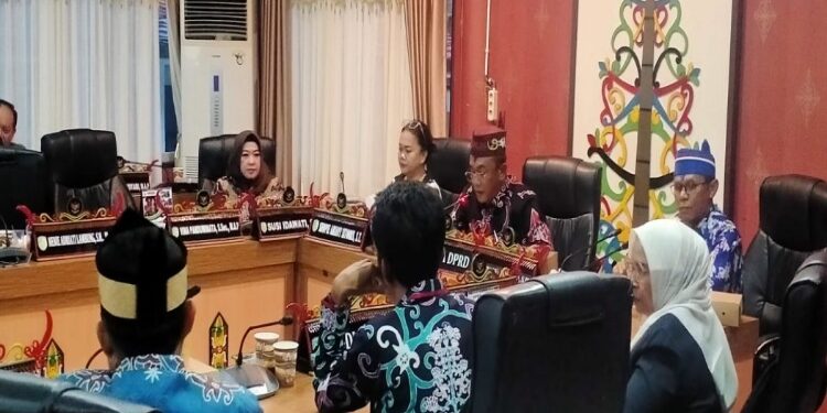 FOTO: MATAKALTENG - Jajaran DPRD Kota Palangka Raya bersama Pemerintah Kota setempat, pada saat membahas Raperda.