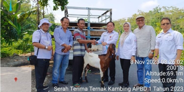 FOTO: IST/MATAKALTENG - Penyerahan bantuan hewan ternak Kambing PE dari Kepala Dinas TPHP Kalteng kepada Kepala Dinas Pertanian Kab Pulpis.