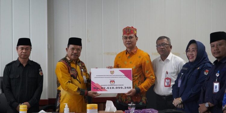 FOTO: VI/MATAKALTENG - Sekda Kalteng, H Nuryakin, pada saat menyerahkan NPHD kepada Ketua KPU Kalteng.