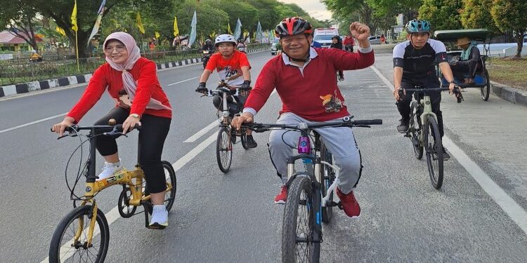 FOTO: VI/MATAKALTENG - Sekretaris DPRD Kalteng, H Pajarudinnoor, pada saat mengikuti Bersepeda Gembira bersama Pejabat dan PNS Sekretariat DPRD.
