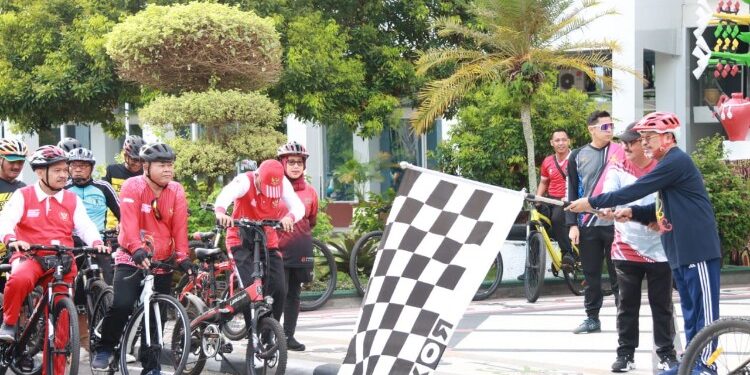 FOTO: MATAKALTENG - Sekda Kalteng, H Nuryakin, pada saat membuka secara resmi Sepeda Gembira dan Senam Bersama Sambut Event UCI MTB di Palangka Raya.