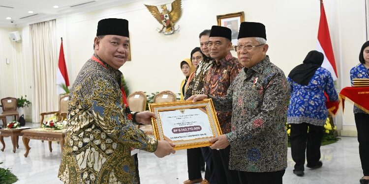 FOTO: IST/MATAKALTENG - Bupati Kotim Halikinnor saat menerima langsung penghargaan dalam kinerja penanganan kemiskinan ekstrem dari Wapres Ma'ruf Amin, Kamis 9 November 2023.