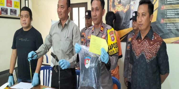 FOTO: MATAKALTENG - Kasat Reskrim Polres barsel, AKP Afif Hasan, pada saat menunjukkan barang bukti.