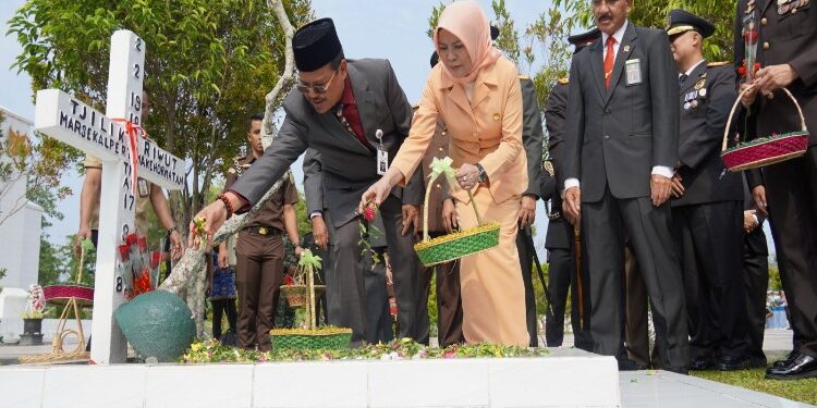FOTO: MATAKALTENG - Sekda Kalteng, H Nuryakin, saat menaburkan bunga di makam salah seorang pahlawan.