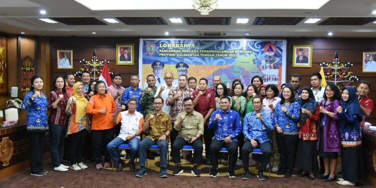 FOTO: MATAKALTENG - Plh Asisten Pemkesra Setda Kalteng, Herson B Aden, pada saat foto bersama usai membuka Lokakarya RPB Provinsi Kalteng.