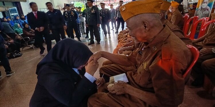 FOTO: DEVIANA/MATAKALTENG - Wakil Bupati Kotim, Irawati, saat memberikan santunan kepada salah seorang veteran.