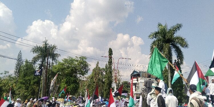 FOTO: AGUS/MATA KALTENG- Aksi solidaritas masyarakat kotim terhadap Palestina. Jumat, 10 November 2023.