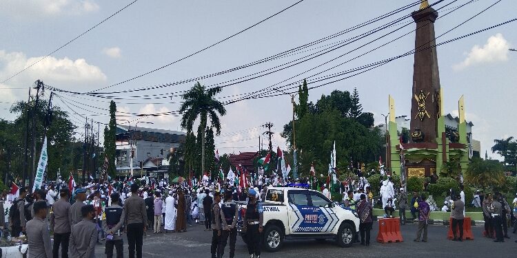 FOTO: AGUS/MATA KALTENG- terlihat personel kepolisian mengamankan aksi damai warga kotim di Bundara Polres Kotim. Jumat, 10 November 2023.