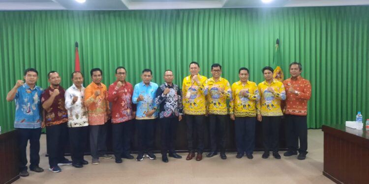 FOTO : DISKOMINFO SANTIK/MATA KALTENG - Sekda Gumas Richard didampingi Sekretaris DLHKP Effendi W Rasa, berfoto bersama dengan Kepala DLH Kabupaten Barsel Agus In’Yulius dan jajaran, Kamis, 9 November 2023.