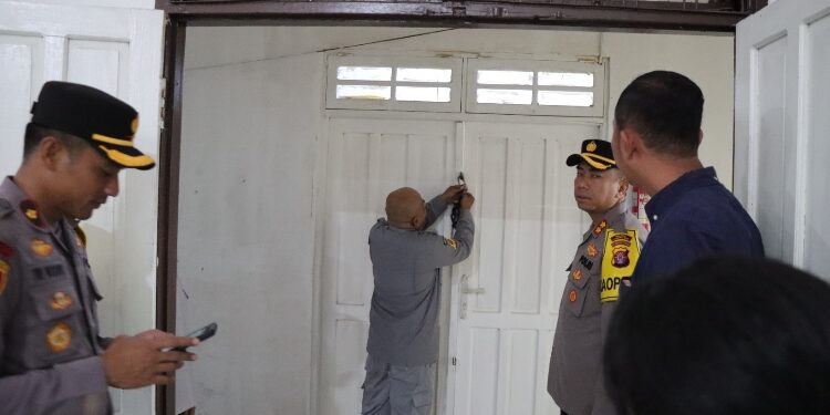 FOTO : HUMAS POLRES GUMAS/MATA KALTENG - Kapolres Gumas AKBP Asep Bangbang Saputra bersama Wakapolres Kompol Tri Wibowo dan pejabat utama polres saat meninjau gudang logistik KPU, Kamis, 9 November 2023.
