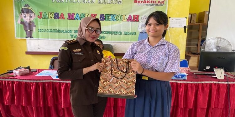 FOTO : KEJAKSAAN GUMAS/MATA KALTENG - Jaksa Kejari Gumas Dina Mariana menyampaikan materi penyuluhan hukum jaksa masuk sekolah, di SMPN 4 Kurun, Kamis, 9 November 2023.