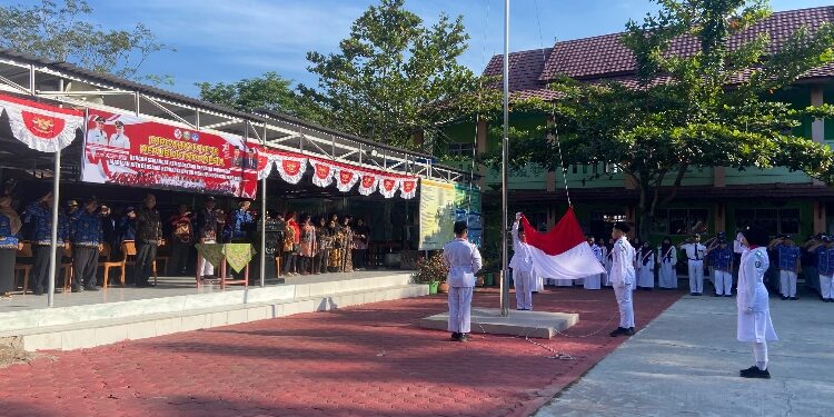 FOTO:DOK/MATA KALTENG - Suasana upacara di SMPN 2 Sampit.