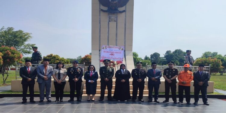 FOTO: DIAN/MATA KALTENG - Ketua DPRD Kotim bersama pemerintah setempat saat di makam pahlawan km 9, Sampit dalam rangka peringatan Hari Pahlawan.