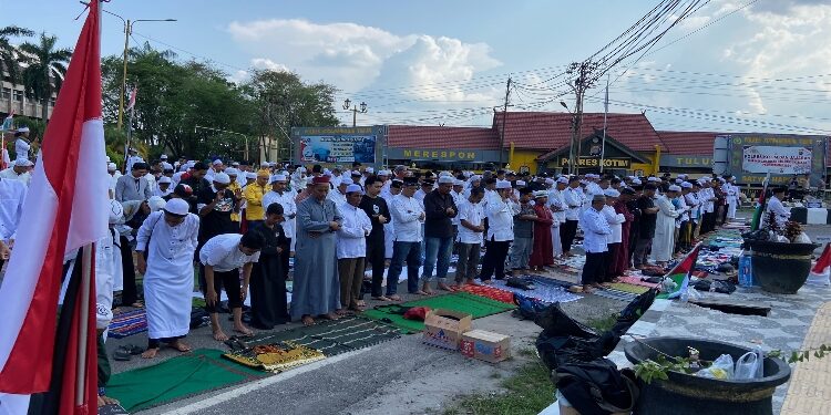 FOTO: DIAN/MATA KALTENG - Suasana sholat asar massa aksi solidaritas bela Palestina di Kota Sampit, 10 November 2023.