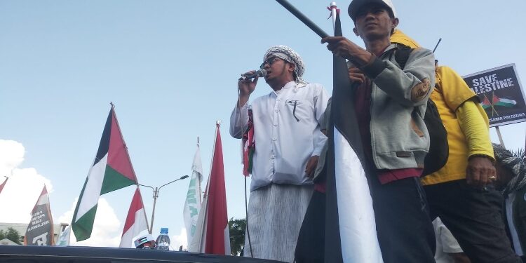 FOTO: DIAN/MATA KALTENG - Ustadz Royan Judhi Akbar, saat memberikan tausiyah dalam aksi bela Palestina, 10 November 2023.
