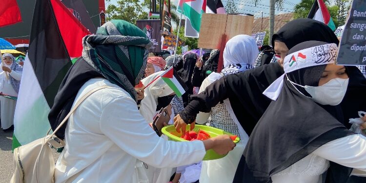 FOTO: DIAN/MATA KALTENG - Berbagi semangka di untuk massa aksi solidaritas bela Palestina, 10 November 2023.